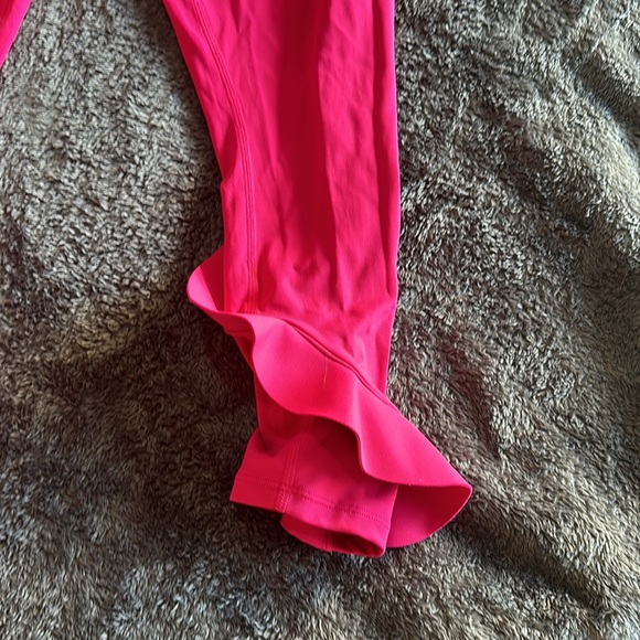 Gorgeous URBAN SAVAGE ruffle bottom leggings size L - Picture 2 of 6